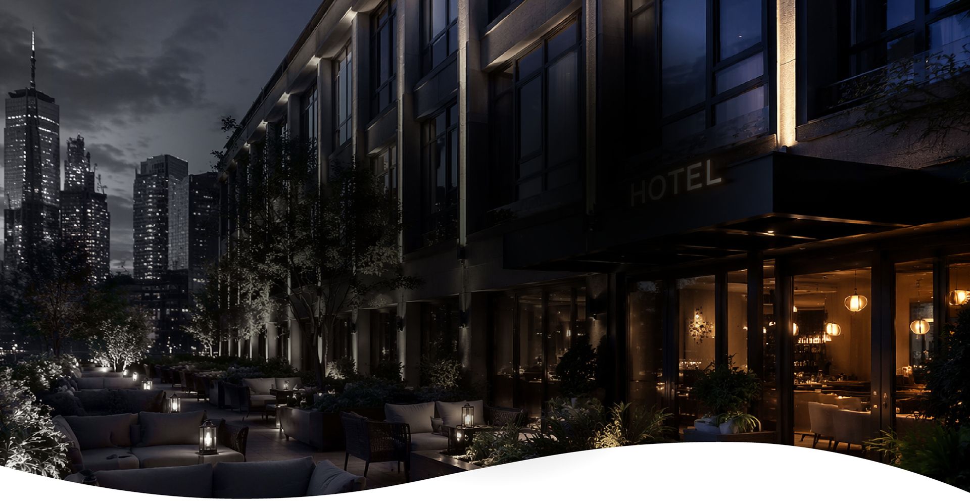 Hotel am Abend – beleuchtete Fassade und Lounge-Terrasse mit Laternen vor der Skyline einer Großstadt