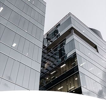 Moderne Hochhausfassaden aus Glas, von unten fotografiert